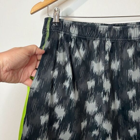 Old Navy Men’s Basketball Athletic Shorts Size Medium Green and Gray - Picture 2 of 6